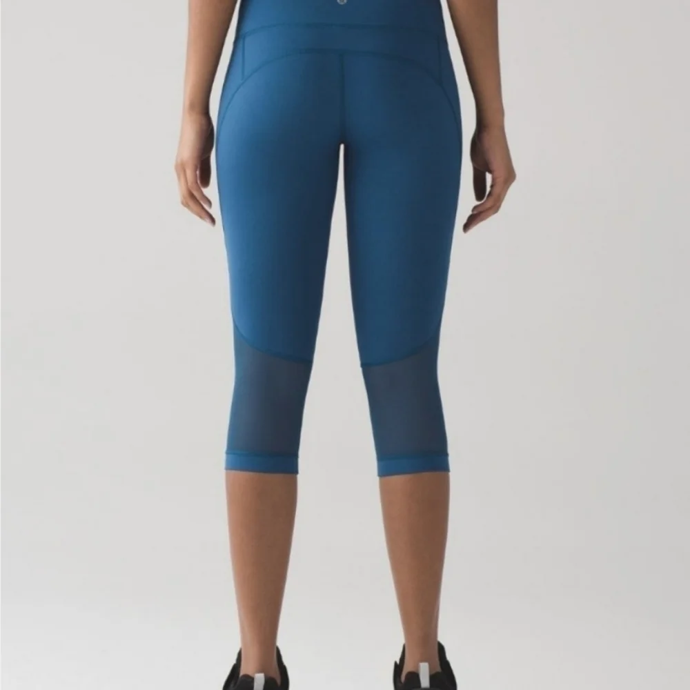 Lululemon size 2 Gear up blue Poseidon cropped leggings with sheer accents